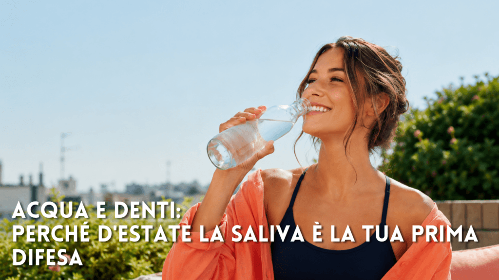 Donna sorridente che beve acqua da una bottiglia di vetro su una terrazza soleggiata durante una giornata estiva. La scena trasmette freschezza, idratazione e benessere, con cielo azzurro e vegetazione sullo sfondo